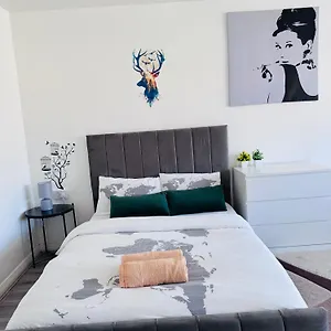 Modern In A 4 Bedroom Flat In London, Shared Bathroom! , London United Kingdom
